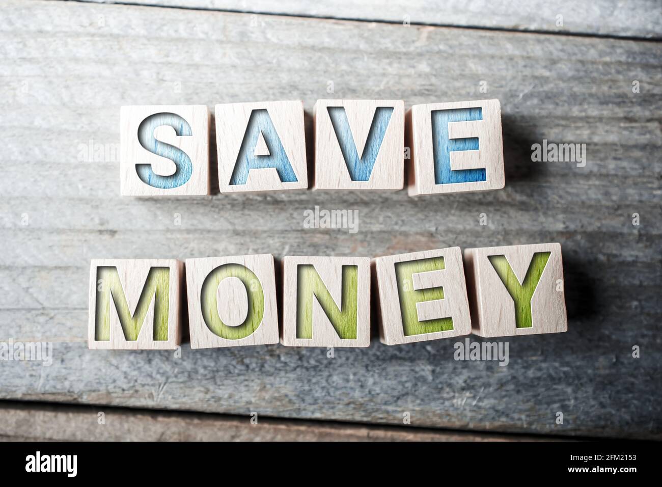 Économisez de l'argent sur des blocs sur UN panneau en bois Banque D'Images