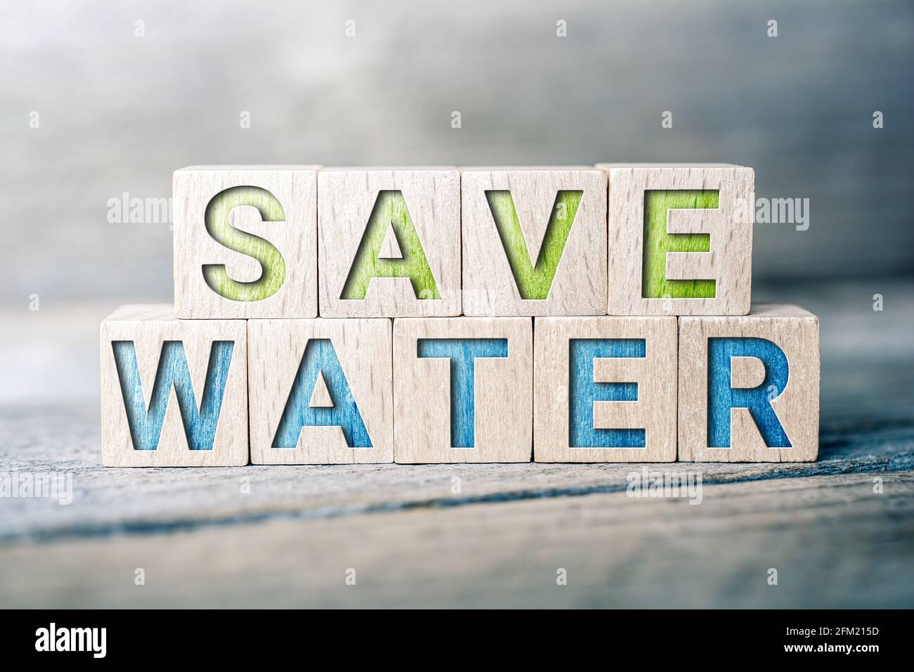 Save Water écrit sur des blocs de bois sur UN conseil - Le concept du changement climatique Banque D'Images