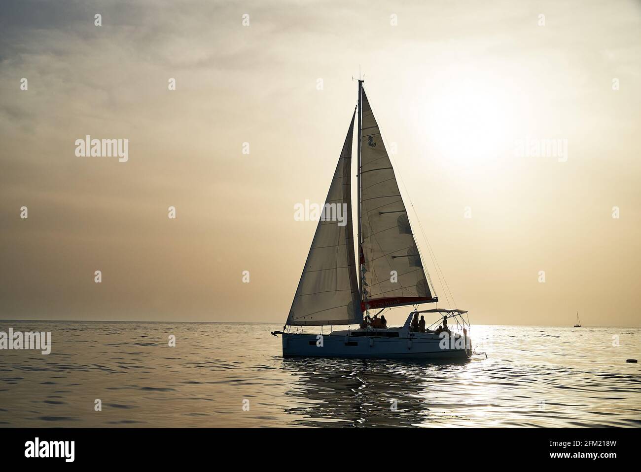 Yacht dans la mer Méditerranée pendant la journée de temps calme. Banque D'Images