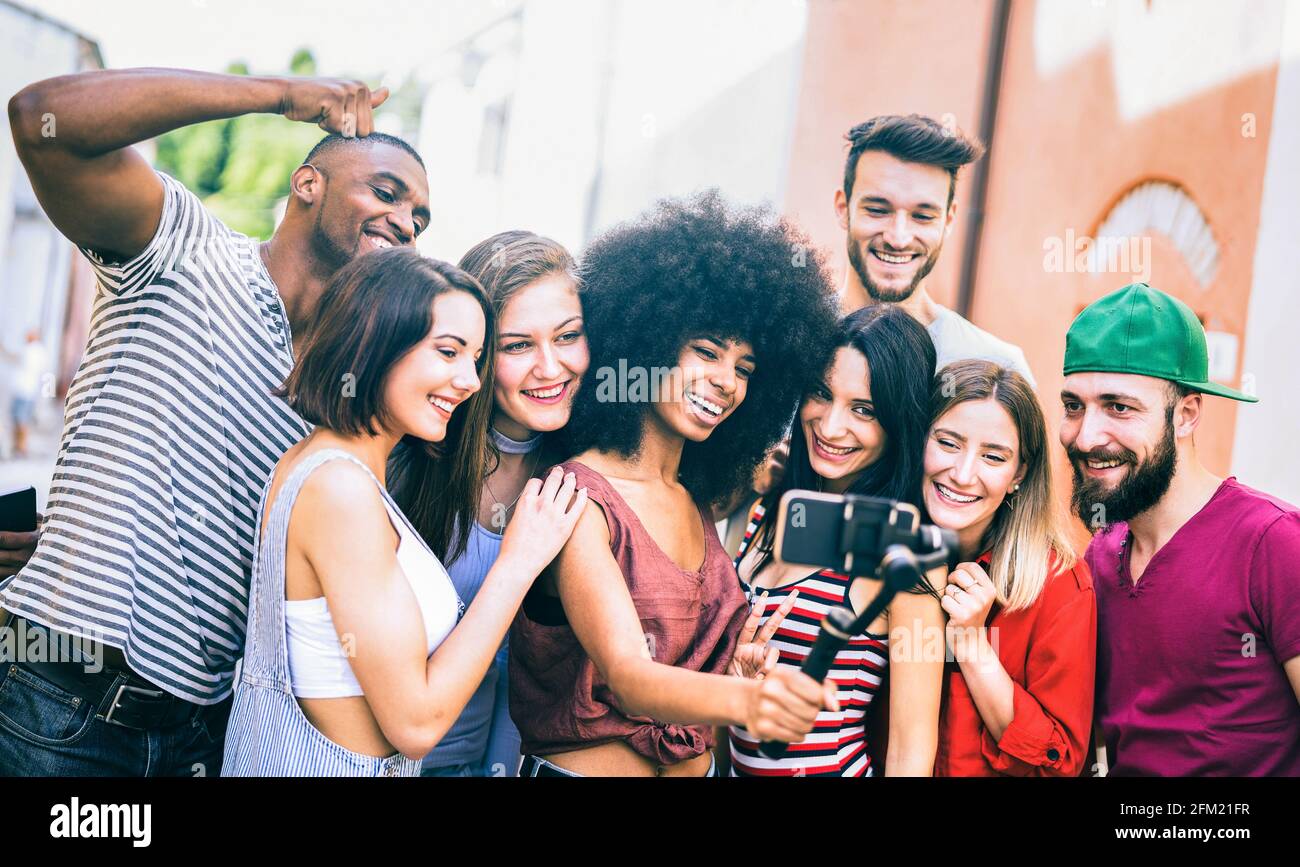 Amis multiraciaux prenant selfie vidéo avec téléphone mobile sur stabilisé Gimbal - les jeunes s'amusent sur les nouvelles tendances technologiques Banque D'Images