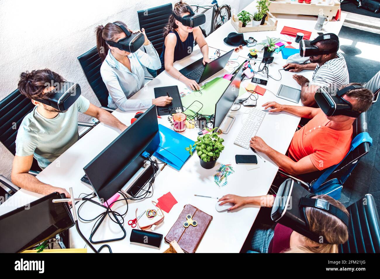 Groupe de travailleurs employés se sont concentrés sur les lunettes de réalité virtuelle à Startup studio - concept d'entreprise des ressources humaines avec les jeunes équipe technique Banque D'Images
