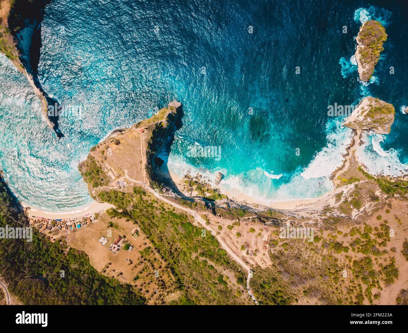 Vue aérienne de la plage avec l'océan bleu à Nusa Penida. Vue de drone Banque D'Images