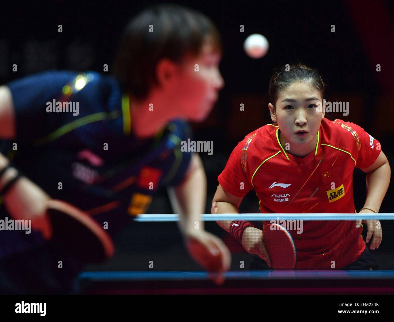 Xinxiang, province chinoise du Henan. 5 mai 2021. Liu Shiwen (R) réagit lors de la quart de finale des femmes contre Zhu Yuling lors des essais de Grand smashes de WTT (World Table tennis) 2021 et de la simulation olympique à Xinxiang, dans la province de Henan, dans le centre de la Chine, le 5 mai 2021. Credit: Li Jianan/Xinhua/Alamy Live News Banque D'Images