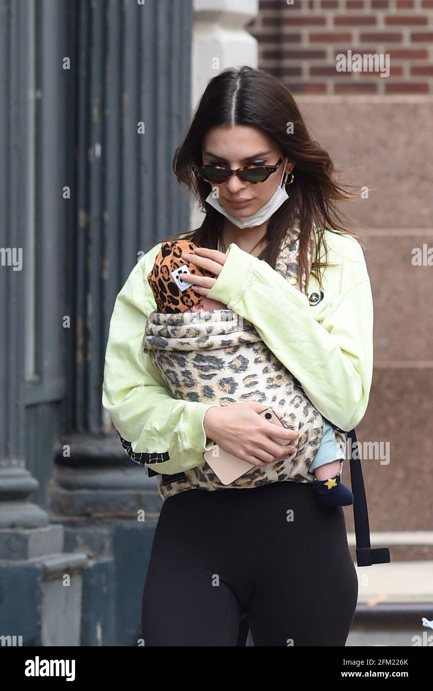 New York, NY, États-Unis. 4 mai 2021. Emily Ratajkowski, Sylvester Apollo Bear Out and About for Celebrity candids - AUT, New York, NY 4 mai 2021. Crédit : Kristin Callahan/Everett Collection/Alay Live News Banque D'Images