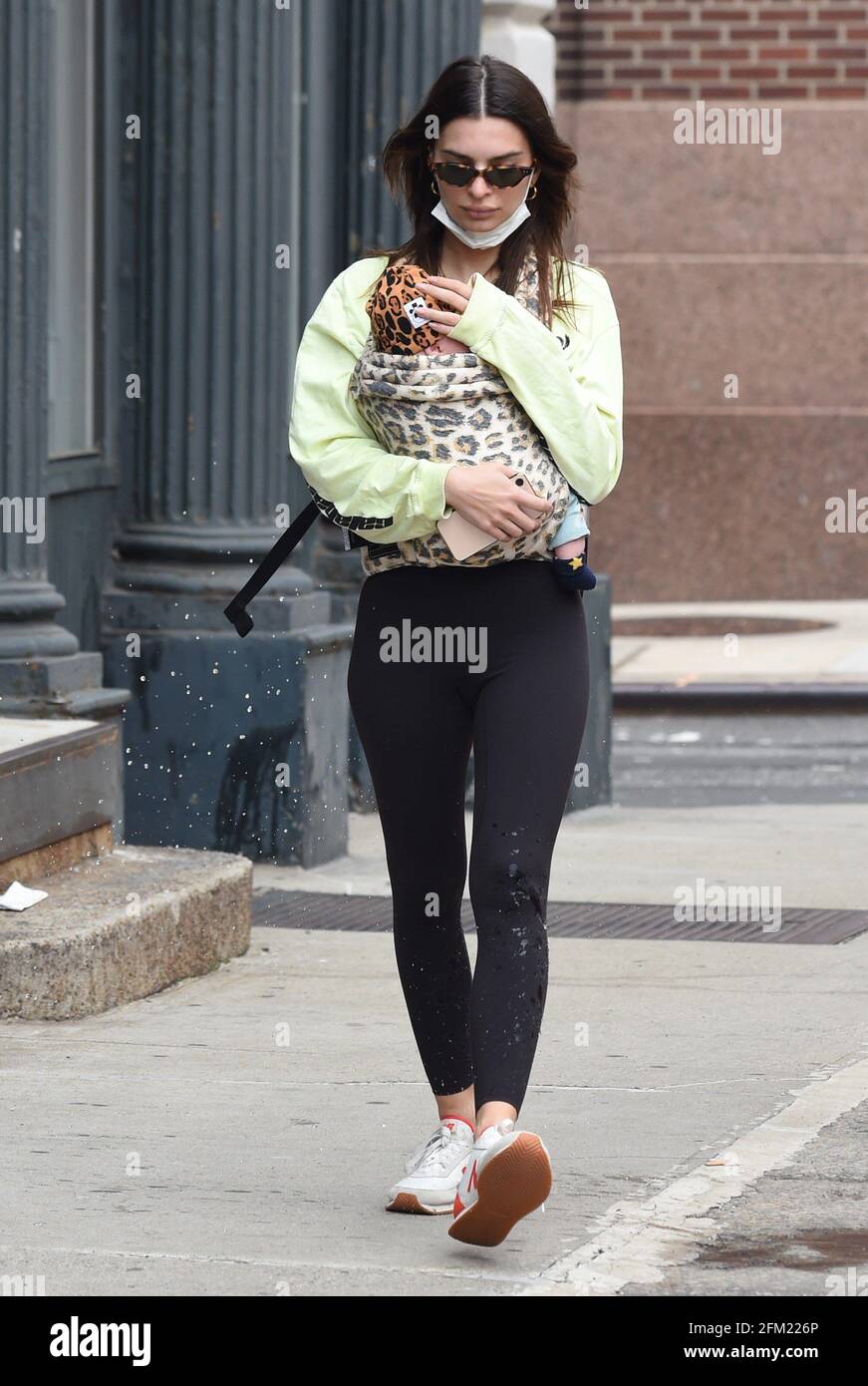 New York, NY, États-Unis. 4 mai 2021. Emily Ratajkowski, Sylvester Apollo Bear Out and About for Celebrity candids - AUT, New York, NY 4 mai 2021. Crédit : Kristin Callahan/Everett Collection/Alay Live News Banque D'Images