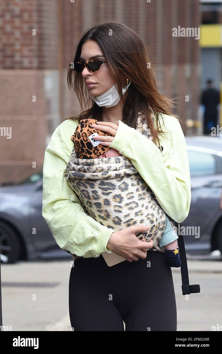 New York, NY, États-Unis. 4 mai 2021. Emily Ratajkowski, Sylvester Apollo Bear Out and About for Celebrity candids - AUT, New York, NY 4 mai 2021. Crédit : Kristin Callahan/Everett Collection/Alay Live News Banque D'Images