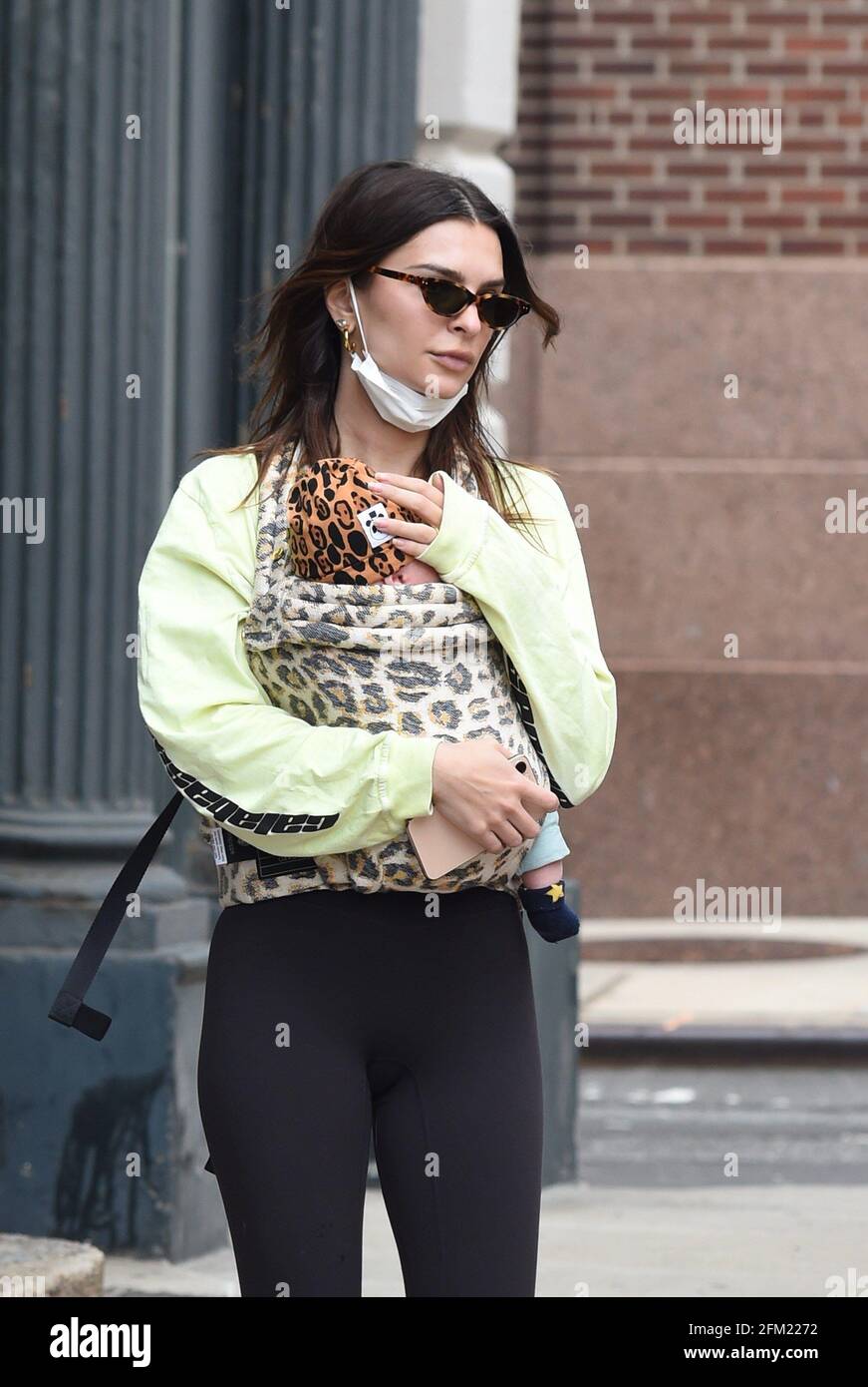New York, NY, États-Unis. 4 mai 2021. Emily Ratajkowski, Sylvester Apollo Bear Out and About for Celebrity candids - AUT, New York, NY 4 mai 2021. Crédit : Kristin Callahan/Everett Collection/Alay Live News Banque D'Images