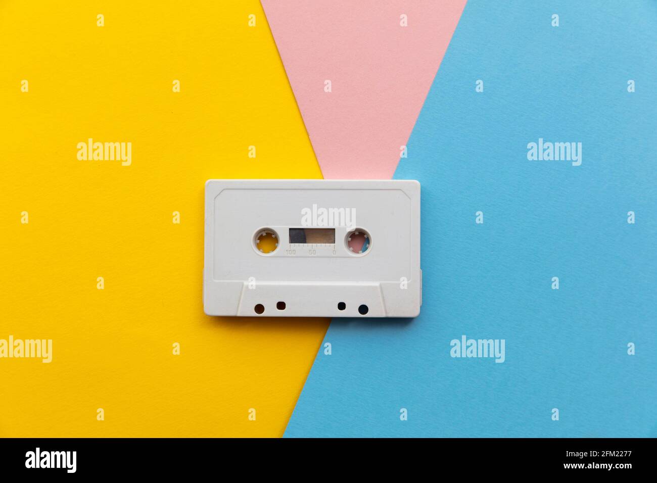 cassette blanc vintage sur fond coloré Banque D'Images