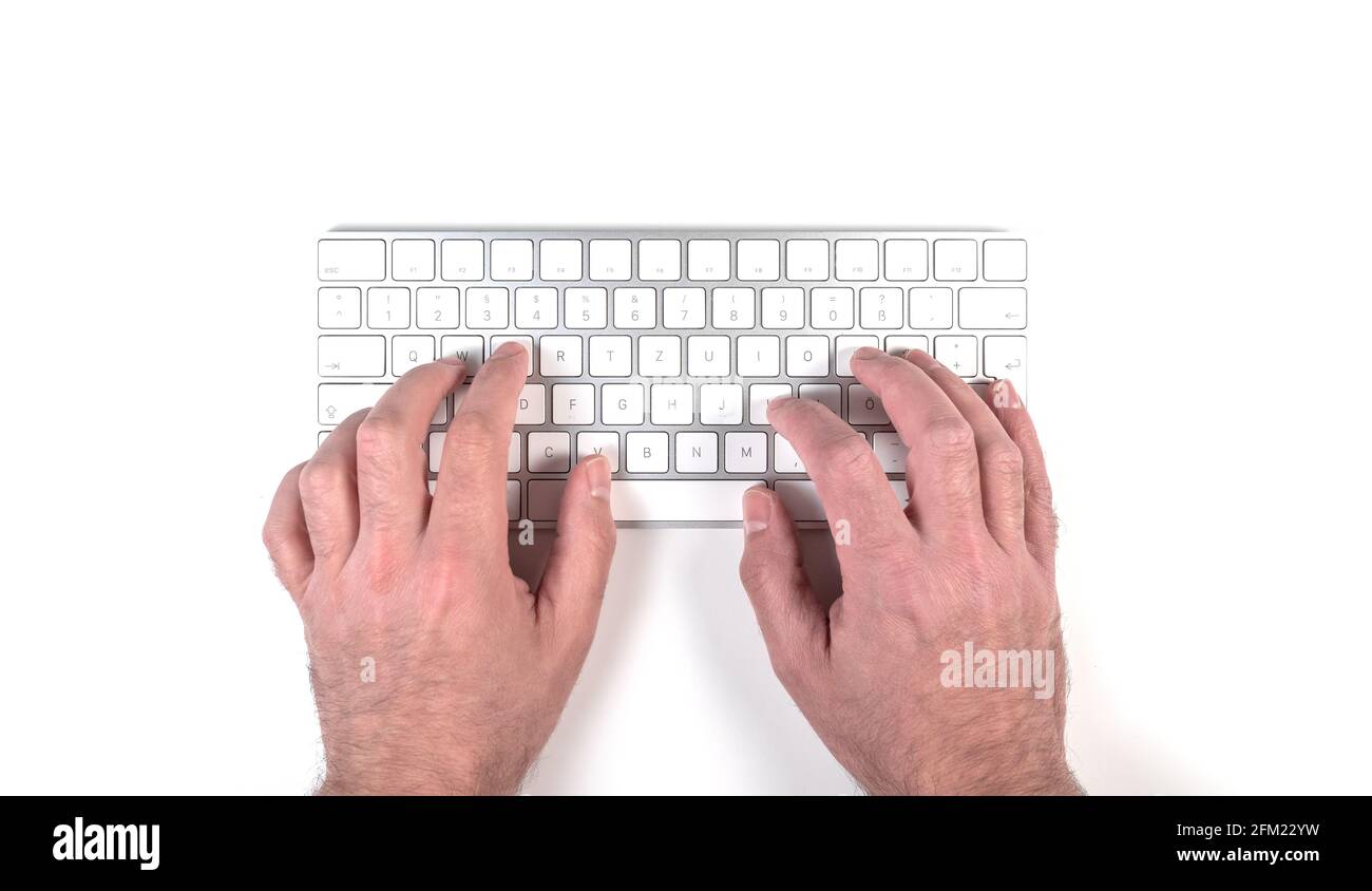 vue de dessus de la personne tapant sur le clavier de l'ordinateur sans fil activé bureau blanc Banque D'Images