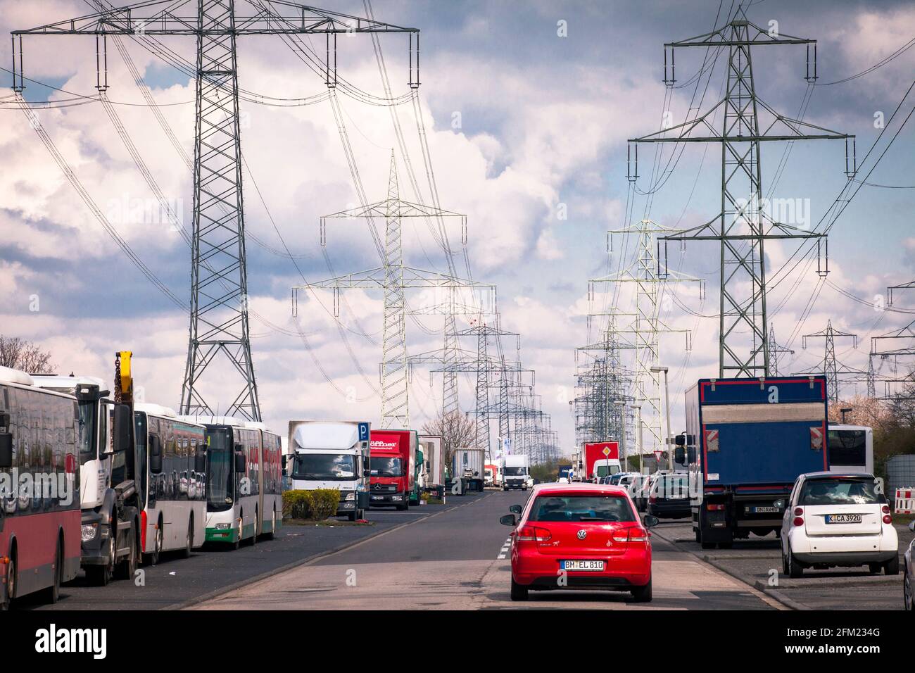 Lignes haute tension à Frechen, Rhénanie-du-Nord-Westphalie, Allemagne. Hochspannungsleitungen in Frechen, Nordrhein-Westfalen, Allemagne. Banque D'Images