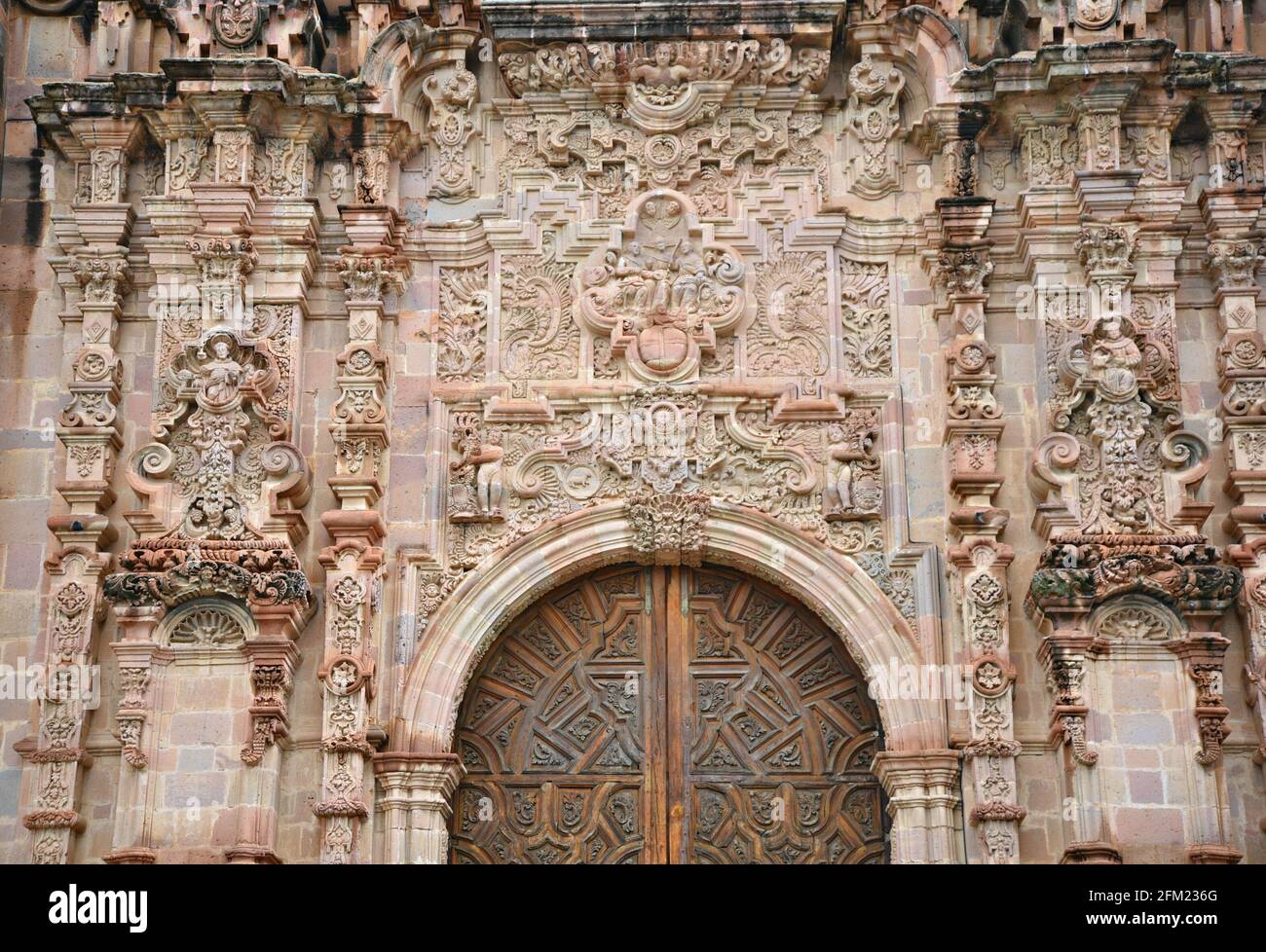 Façade en pierre volcanique rose du style churrigueresque Iglesia de la  Valenciana (Templo de San Cayetano Confesor) à Guanajuato Mexique Photo  Stock - Alamy