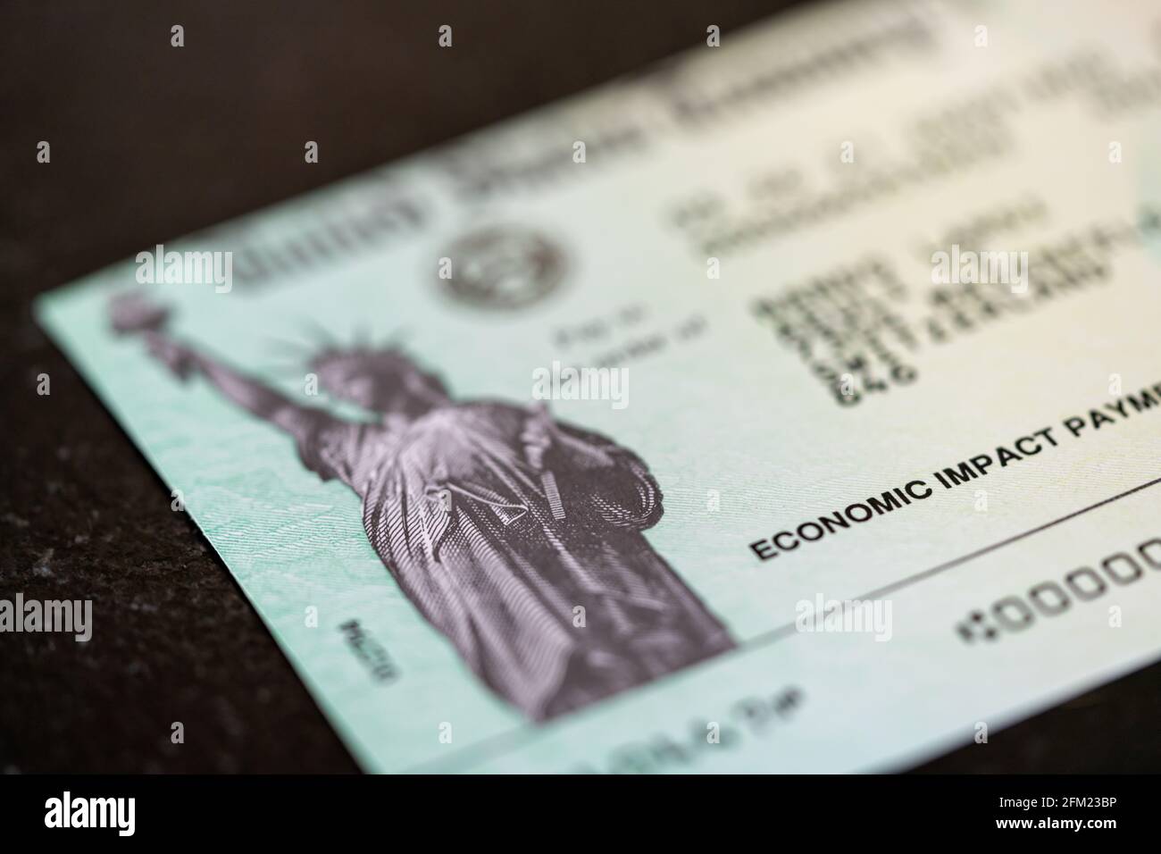 Rothenbrunnen, Suisse - 25 avril 2021 : vue macro sélective d'un contrôle de paiement d'impact économique du gouvernement fédéral américain pour aider W Banque D'Images