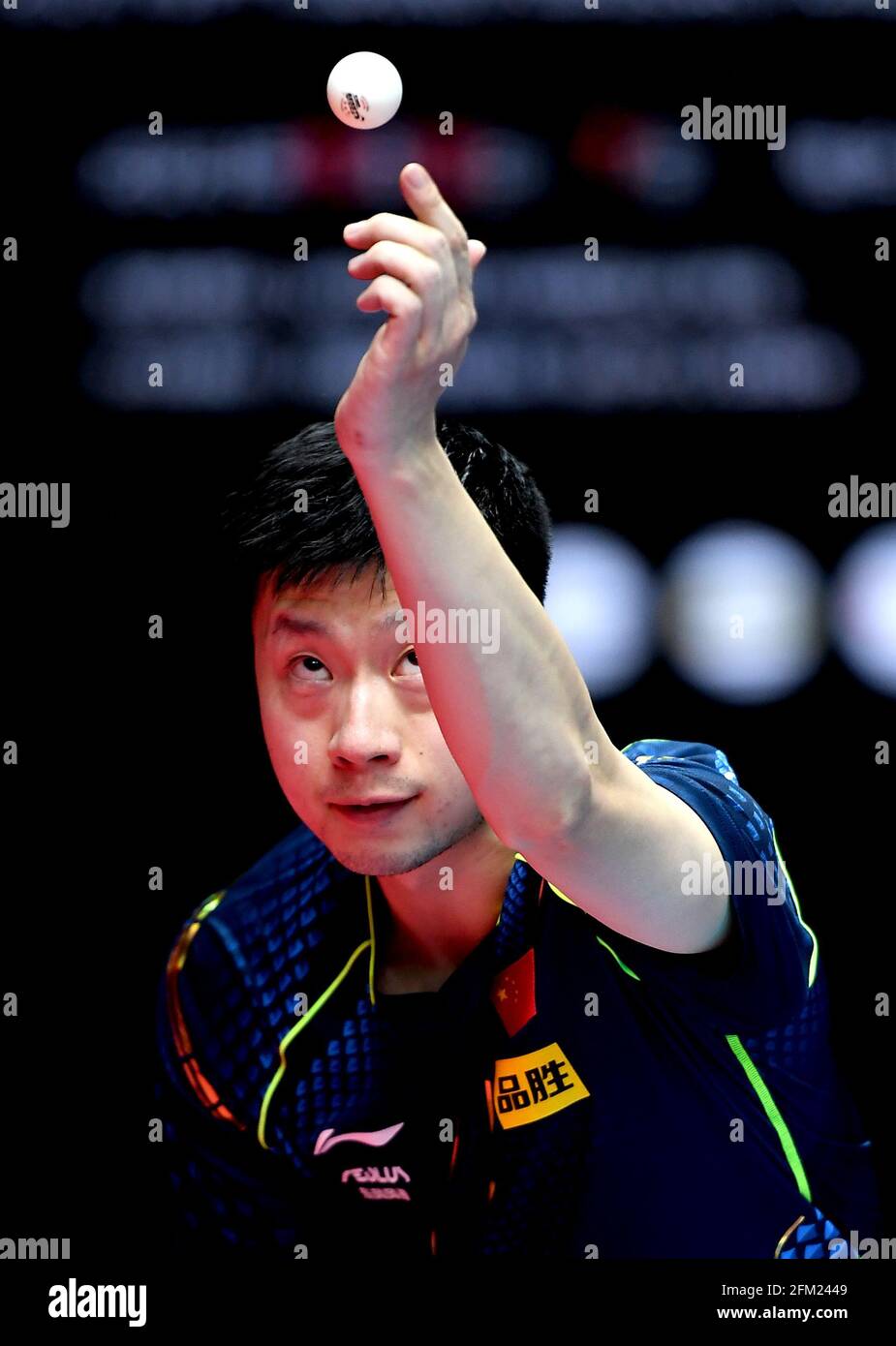 Xinxiang, province chinoise du Henan. 5 mai 2021. Ma long sert pendant le quart de finale des hommes contre Fang Bo lors des essais de Grand smashes de WTT (World Table tennis) 2021 et de la simulation olympique à Xinxiang, dans la province du Henan, dans le centre de la Chine, le 5 mai 2021. Credit: Li Jianan/Xinhua/Alamy Live News Banque D'Images