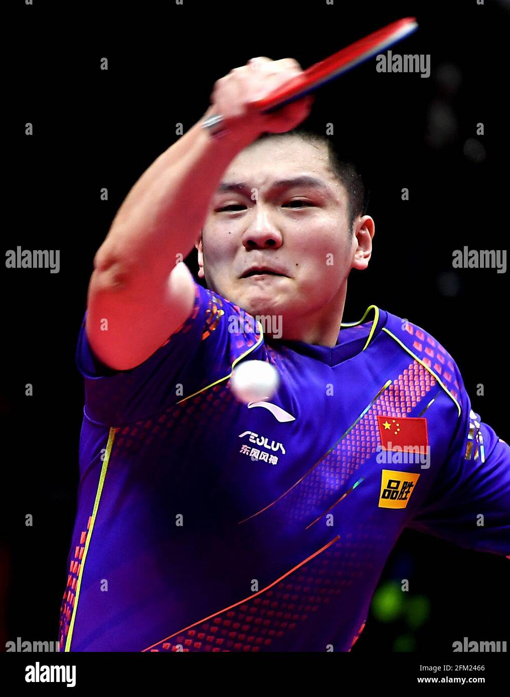 Xinxiang, province chinoise du Henan. 5 mai 2021. Fan Zhendong retourne le ballon lors de la quart-finale des hommes contre Lin Shidong lors des essais de Grand smashes de WTT (World Table tennis) 2021 et de la simulation olympique à Xinxiang, dans la province de Henan, dans le centre de la Chine, le 5 mai 2021. Credit: Li an/Xinhua/Alay Live News Banque D'Images