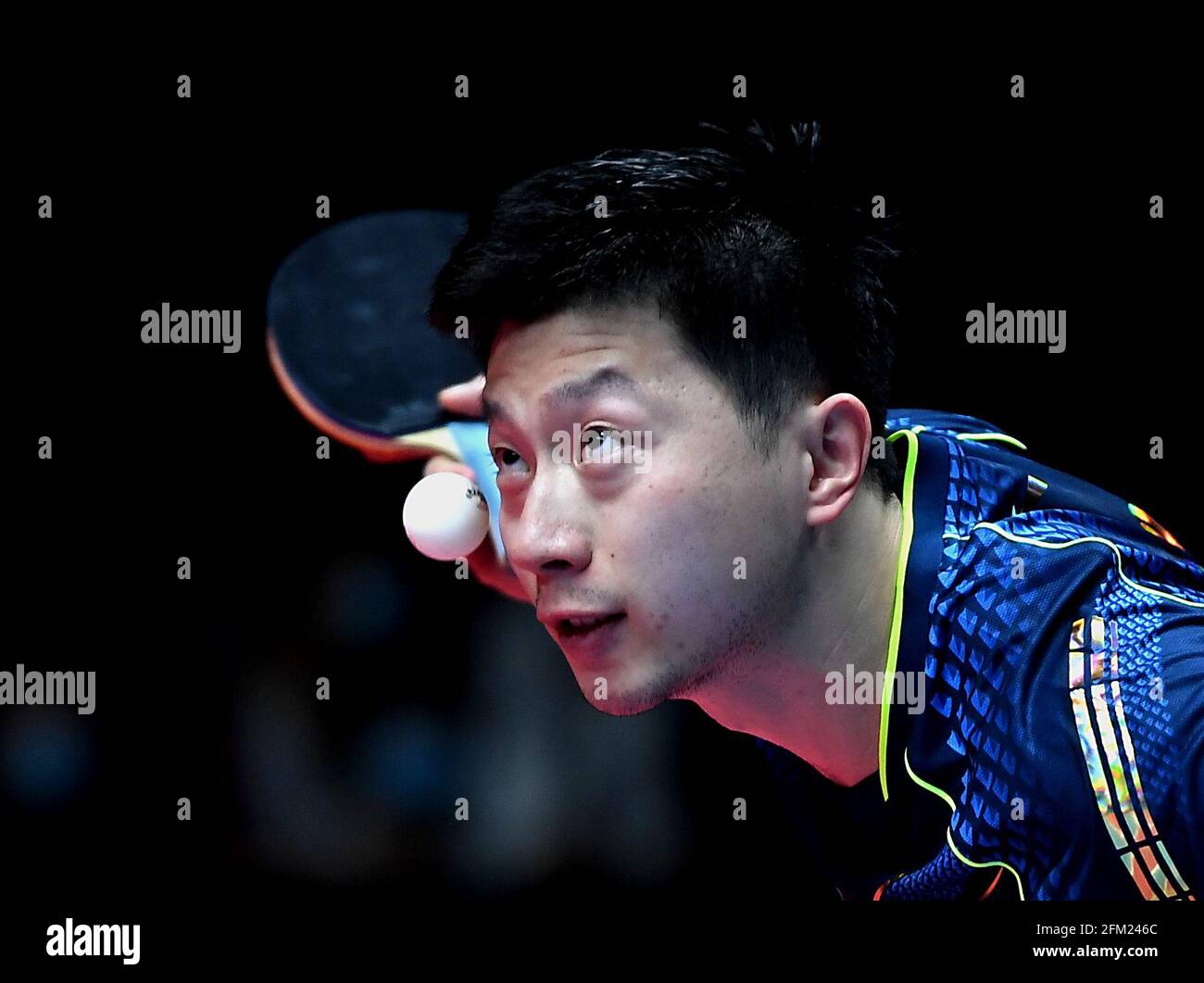 Xinxiang, province chinoise du Henan. 5 mai 2021. Ma long sert pendant le quart de finale des hommes contre Fang Bo lors des essais de Grand smashes de WTT (World Table tennis) 2021 et de la simulation olympique à Xinxiang, dans la province du Henan, dans le centre de la Chine, le 5 mai 2021. Credit: Li Jianan/Xinhua/Alamy Live News Banque D'Images
