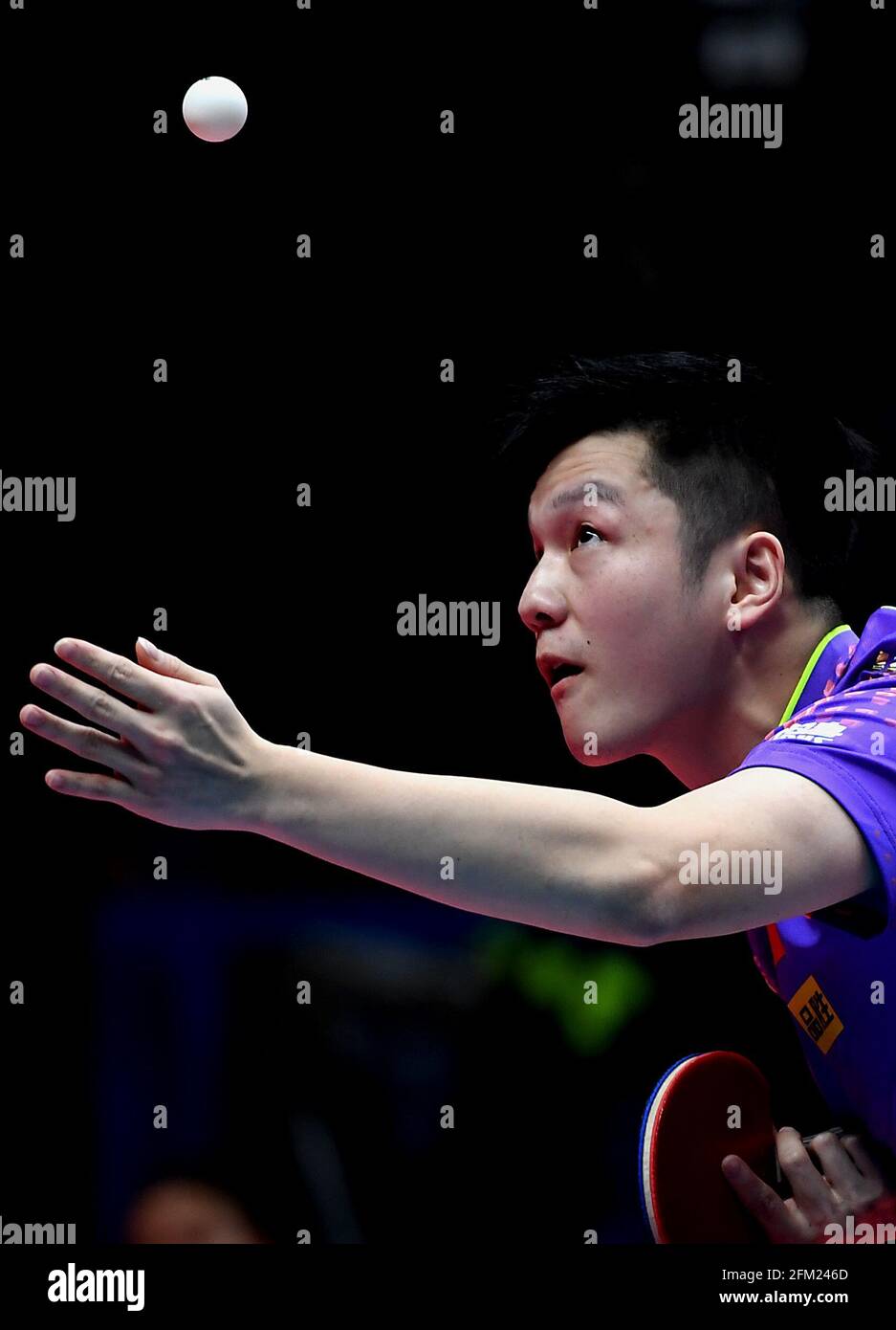 Xinxiang, province chinoise du Henan. 5 mai 2021. Fan Zhendong sert le ballon lors de la quart-finale des hommes contre Lin Shidong lors des essais de Grand smashes de WTT (World Table tennis) 2021 et de la simulation olympique à Xinxiang, dans la province de Henan, dans le centre de la Chine, le 5 mai 2021. Credit: Li an/Xinhua/Alay Live News Banque D'Images