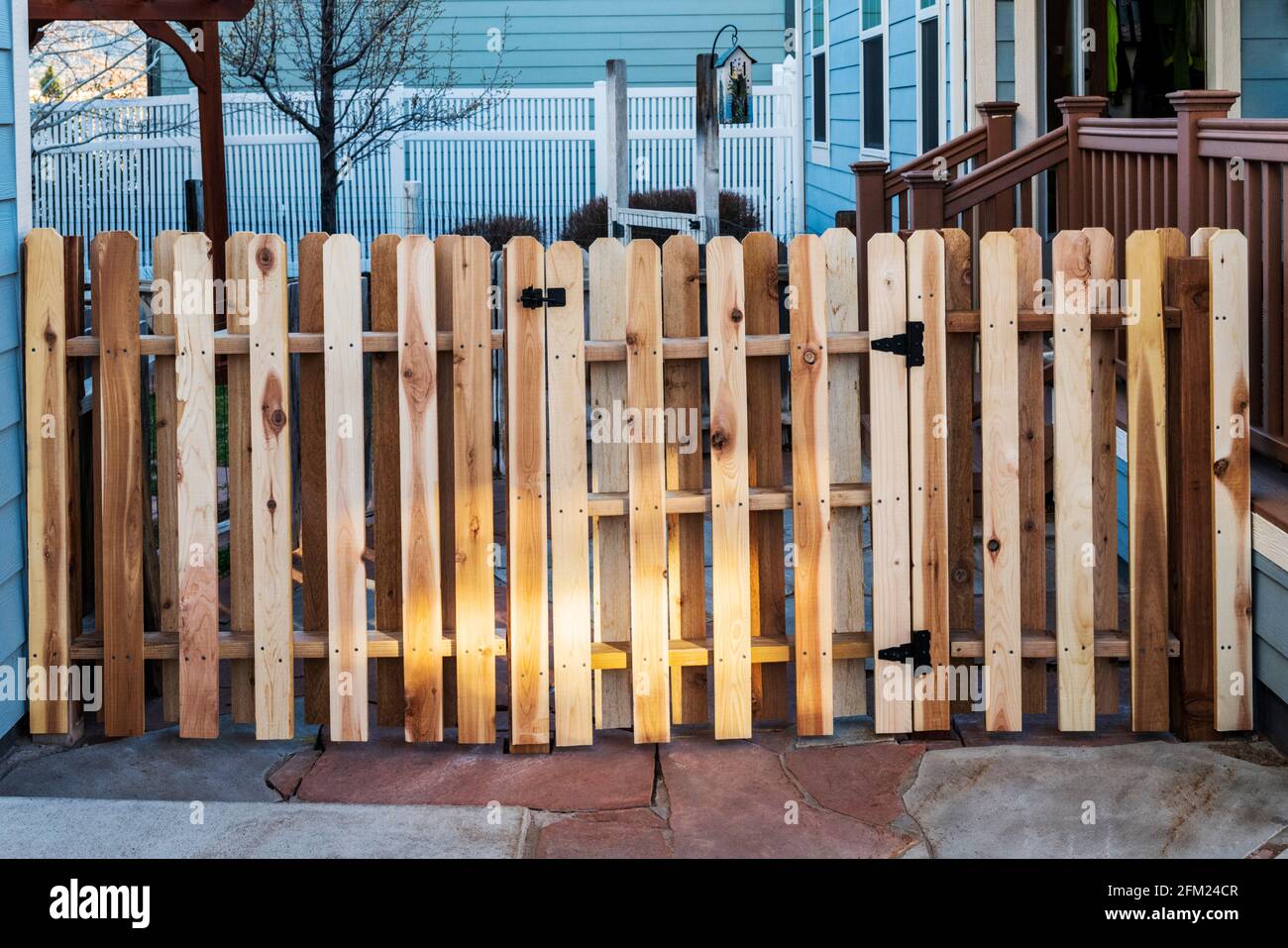 Construction d'une clôture traditionnelle en cèdre à travers une zone résidentielle patio de finisseur en ardoise Banque D'Images