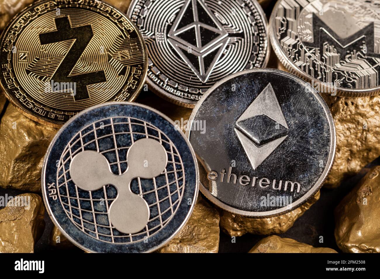 Pièces de monnaie en crypto-monnaie avec pépites d'or. Concept d'investissement et de stockage de valeur. Banque D'Images