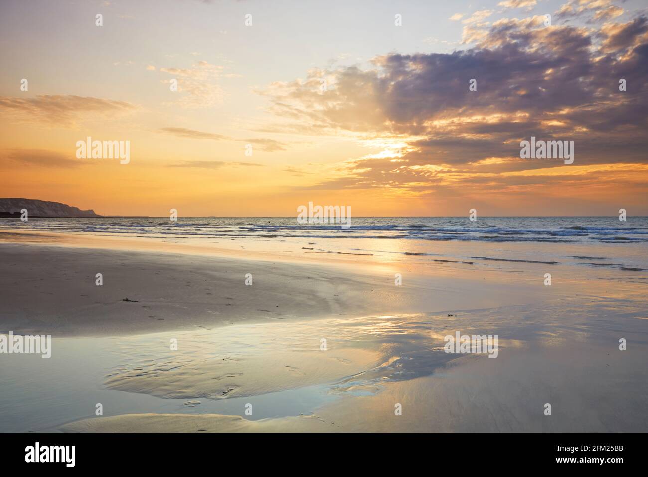 Lever du soleil sur Sunny Sands, Folkestone, Kent, Angleterre Banque D'Images