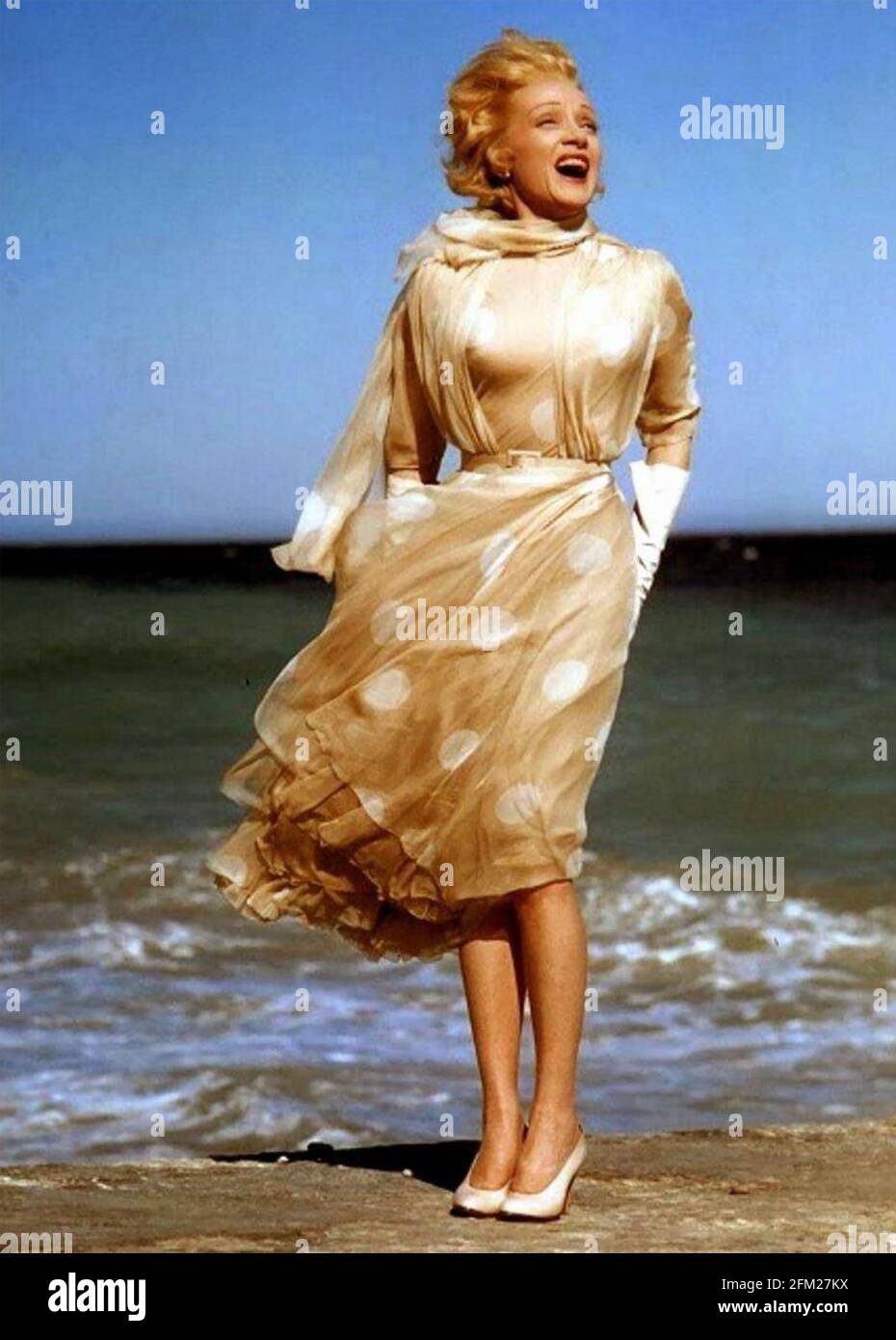 MARLENE DIETRICH (1901-1992) actrice allemande-américaine environ 1965 sur une plage à Cannes. Banque D'Images