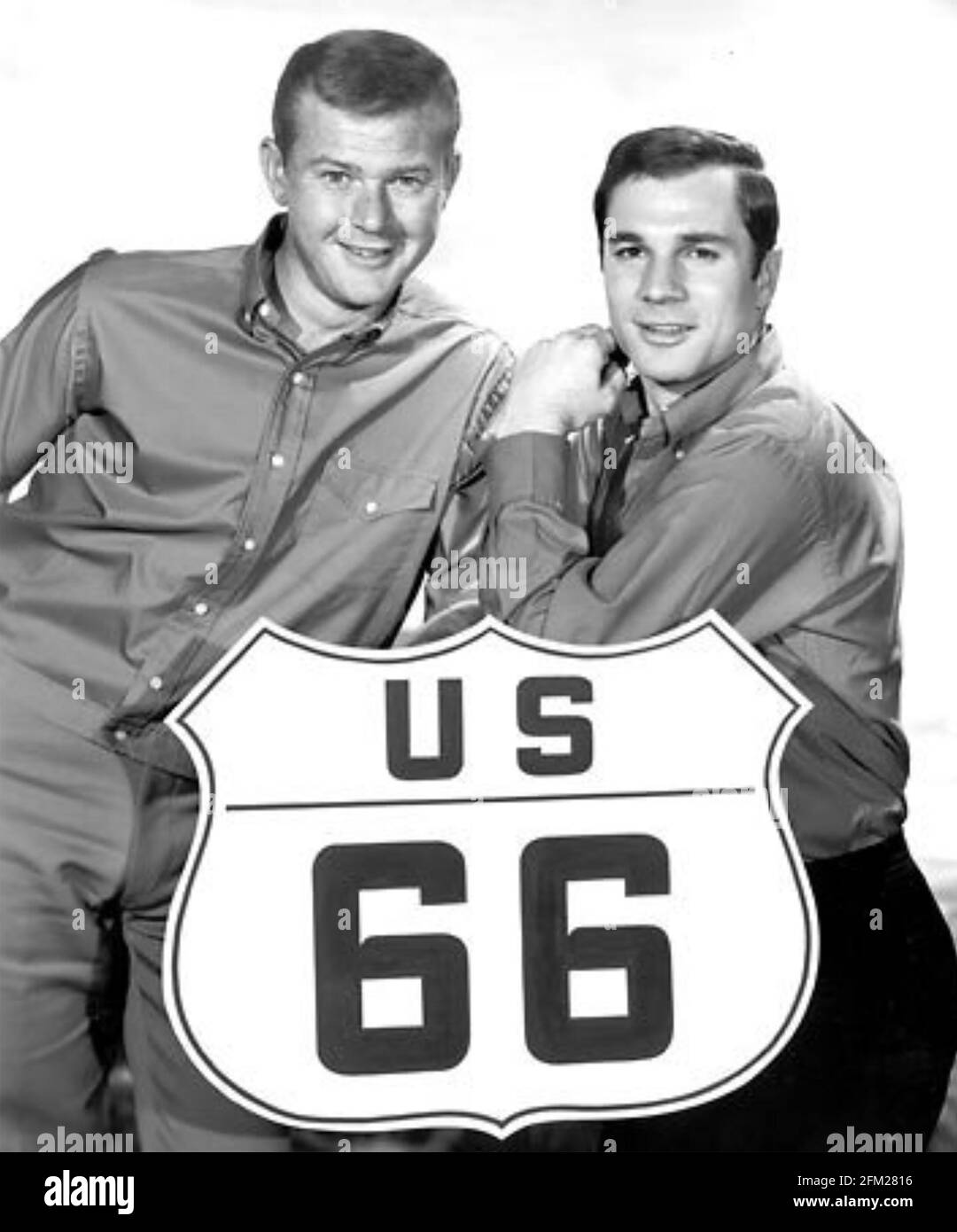 ROUTE 66 CBS TV série 1960-64 avec Martin Milner at Left and George Maharais (1960-63) Banque D'Images