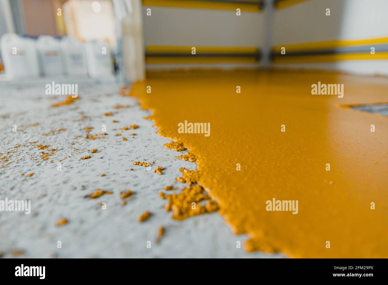 Accent sélectif sur le sol jaune d'époxy fraîchement appliqué système de mortier Banque D'Images