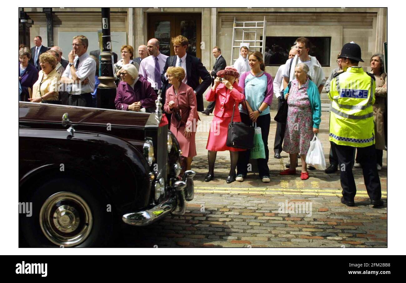 Une vague d'excitation traverse le croud en attente La Reine en route pour un service à Westminster Abbaye pour commémorer le 50ème anniversaire de son Coronation.pic David Sandison 2/5/2003 Banque D'Images