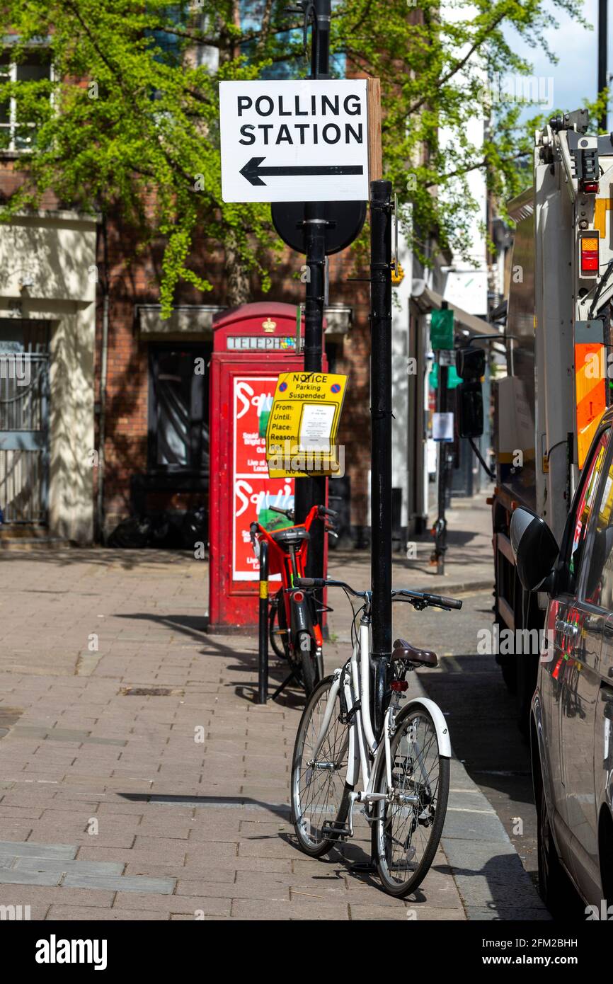 Londres, Royaume-Uni. 05e mai 2021. Des signes du bureau de vote ont été observés à Soho avant les élections mayonnaise de Londres le 6 mai 2021. Crédit : SOPA Images Limited/Alamy Live News Banque D'Images