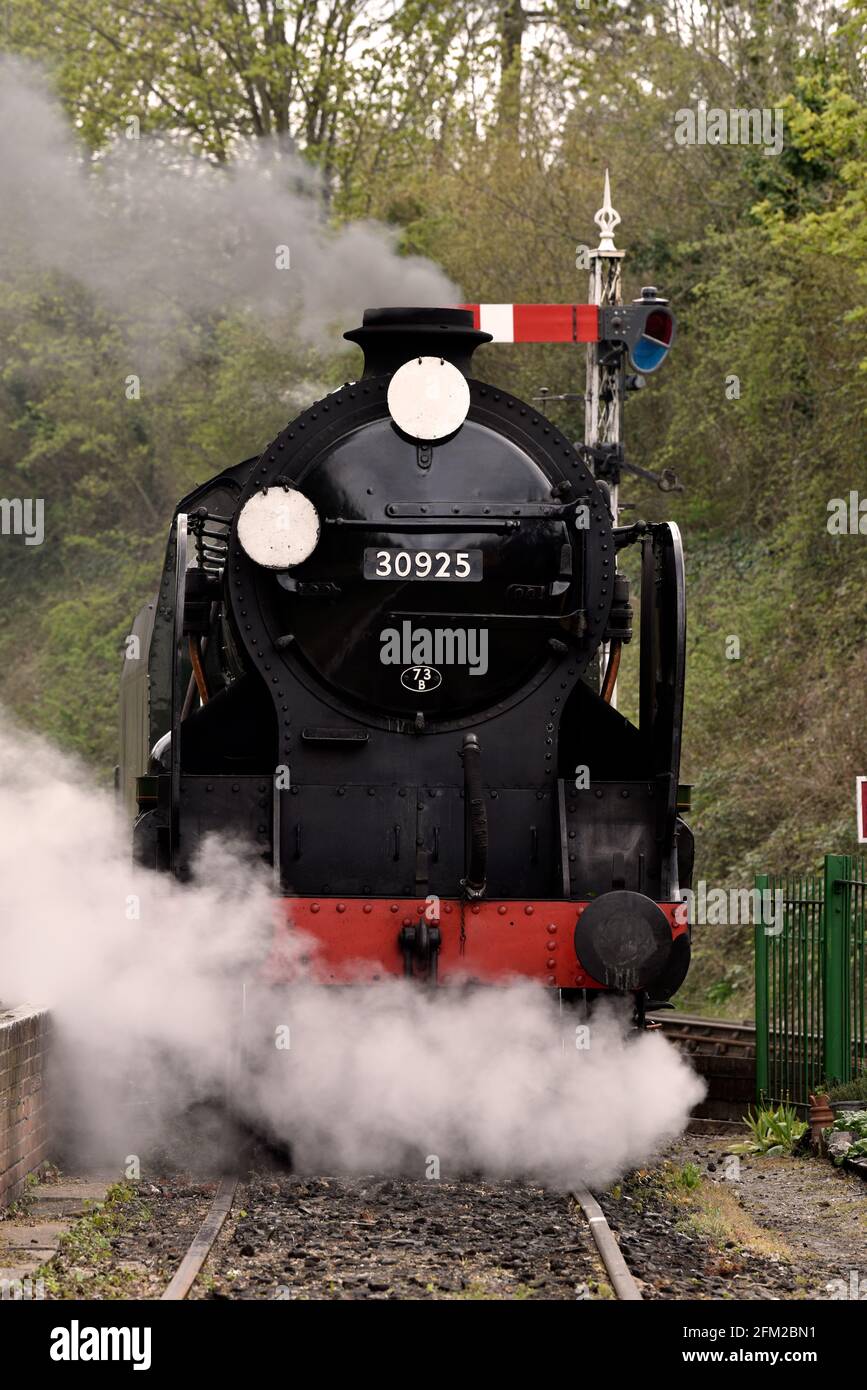 Locomotive de classe des écoles de Cheltenham arrivant à la gare d'Alresford sur la ligne de Watercress, Alresford, Hampshire, Royaume-Uni. 03.05.2021. Banque D'Images