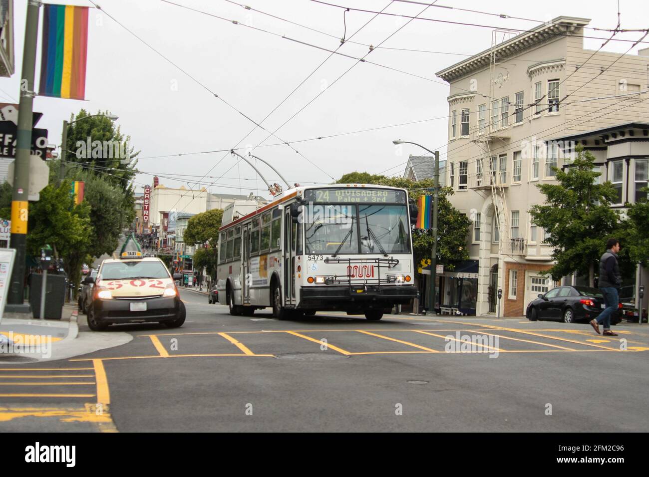 San Francisco, Californie / États-Unis d'Amérique - 27 mai 2013: Conduite en bus public dans le quartier de Castro Banque D'Images