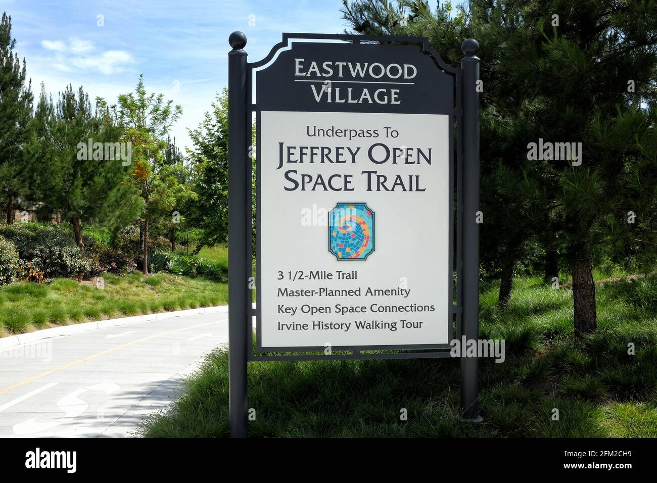 IRVINE, CALIFORNIE - 1er MAI 2021 : panneau d'entrée d'Eastwood Village à Jeffrey Open Space Trail. Banque D'Images