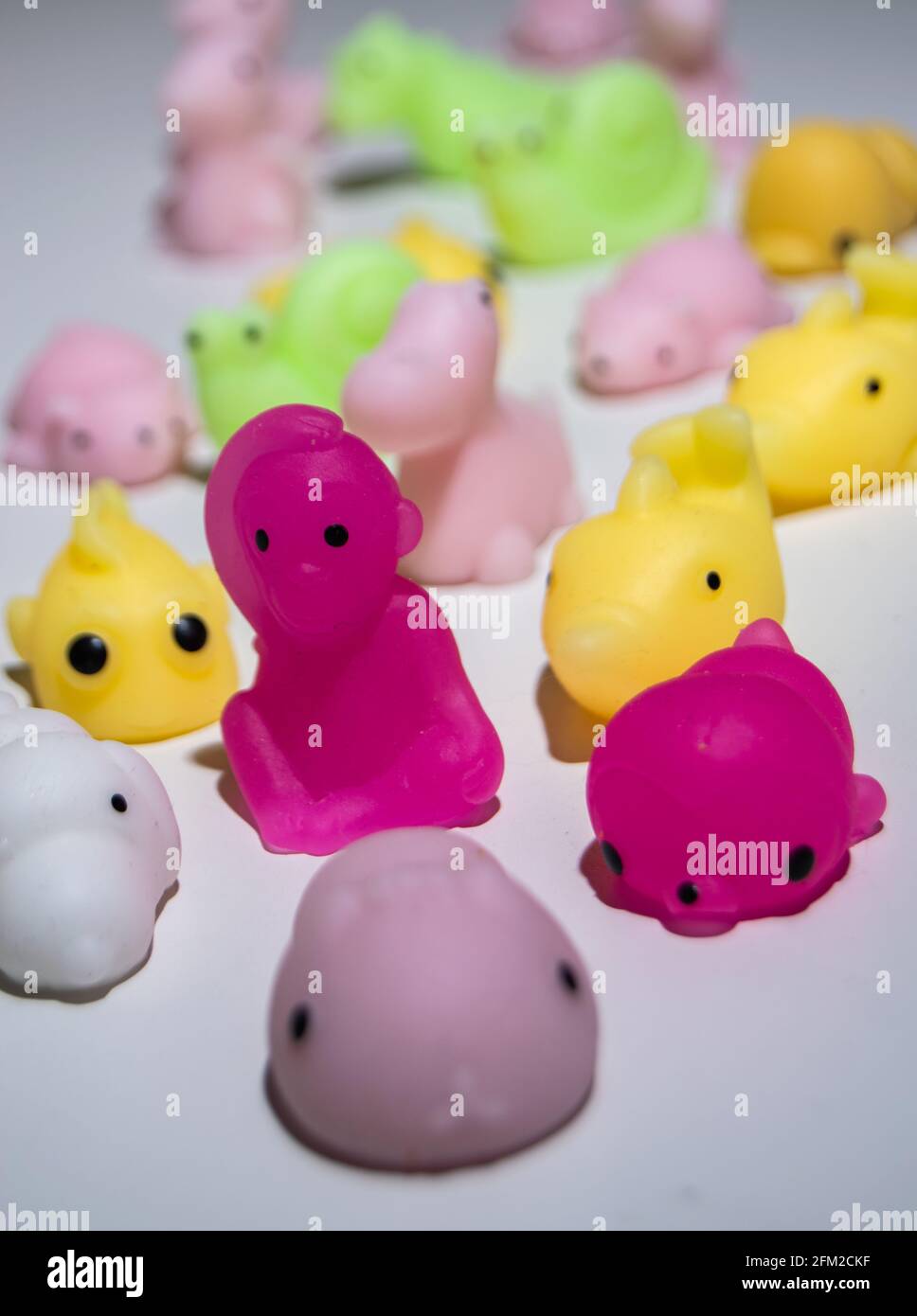 Collection de petits animaux de Squishies, singe se grattant la tête au milieu d'un croud Banque D'Images