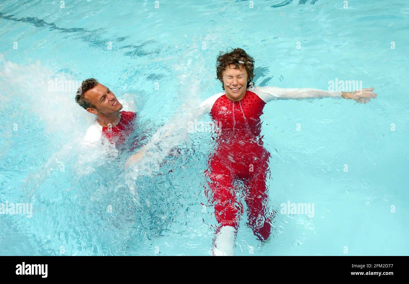 Mark Foster, actuellement détenteur du record mondial de natation Dive bombes MP Kate Hoey, à Londres aujourd'hui pour marquer le lancement de la nouvelle combinaison Speedo Commonwealth Fastskin.19 juin 2002 photo Andy Paradise Banque D'Images