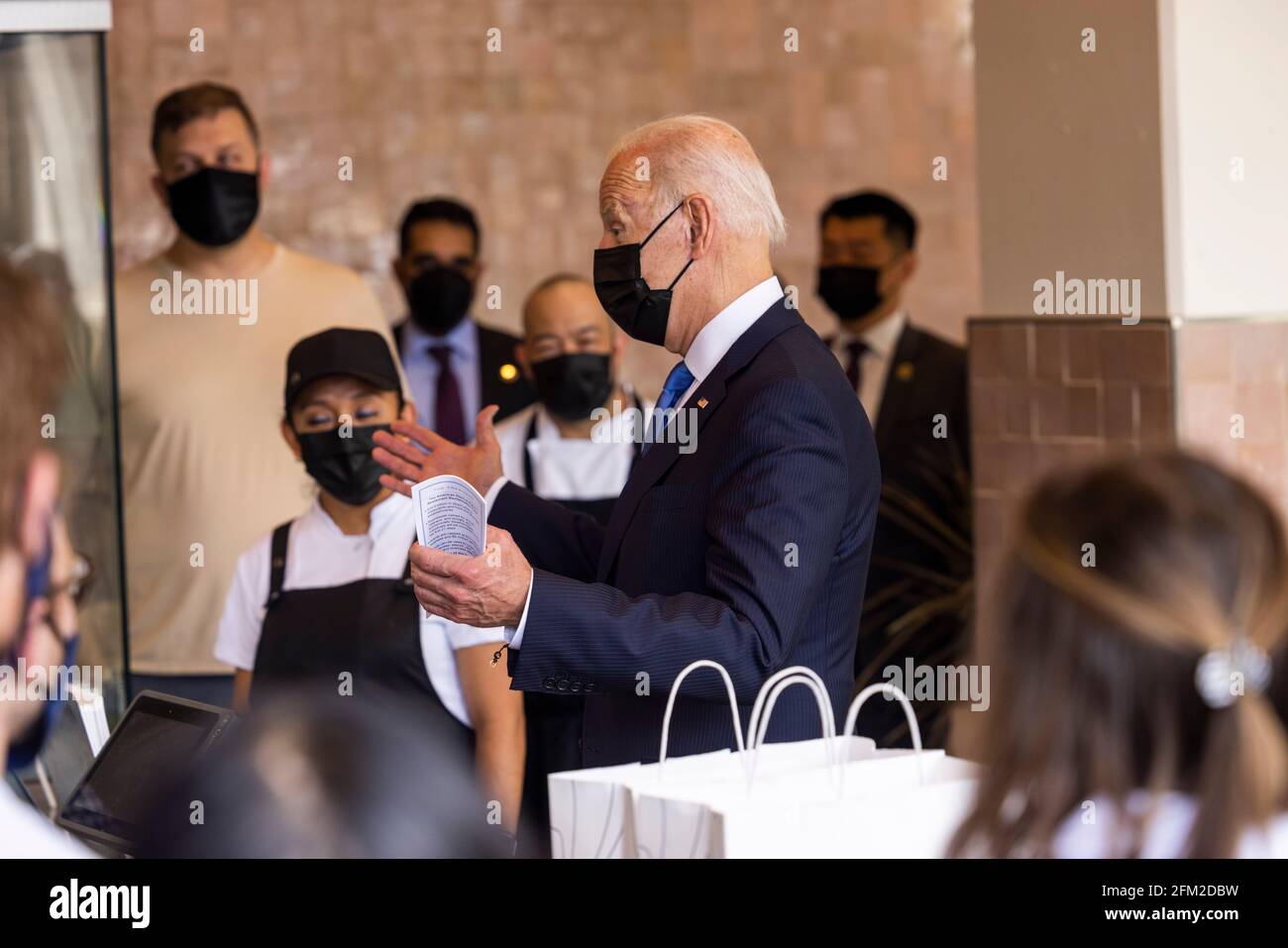 Joe Biden, président des États-Unis, s'adresse aux travailleurs lorsqu'il prend des tacos lors d'une visite au restaurant Las Gemelas à Washington, DC, USA, 05 mai 2021.le Président des États-Unis Joe Biden ramasse des tacos lors d'une visite au restaurant Las Gemelas dans Union Market pour souligner les succès du Plan américain de sauvetage (ARP) à Washington, DC, Etats-Unis, 05 mai 2021. Las Gemelas est bénéficiaire d'un financement de secours du programme pilote Restaurant Revitalization Fund. « le Fonds de revitalisation des restaurants de l'ARP fournit 28.6 milliards de dollars en aide directe aux restaurants et aux établissements de restauration, et p Banque D'Images