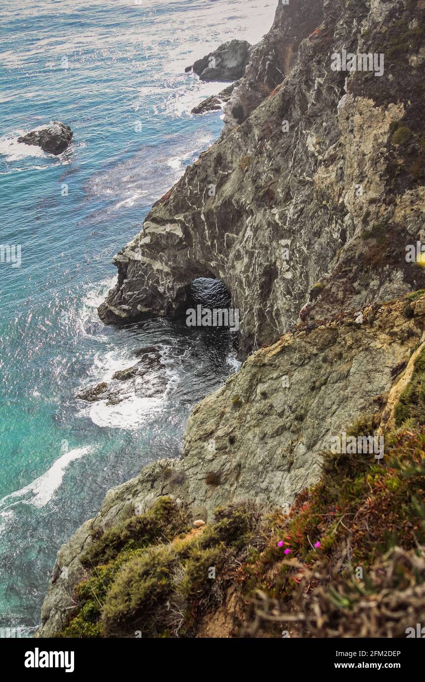 Photo panoramique de la magnifique côte de Big sur de Californie par un jour brumeux, Etats-Unis d'Amérique alias Etats-Unis. Vagues mousseuse dans l'océan et la montagne rocheuse Banque D'Images