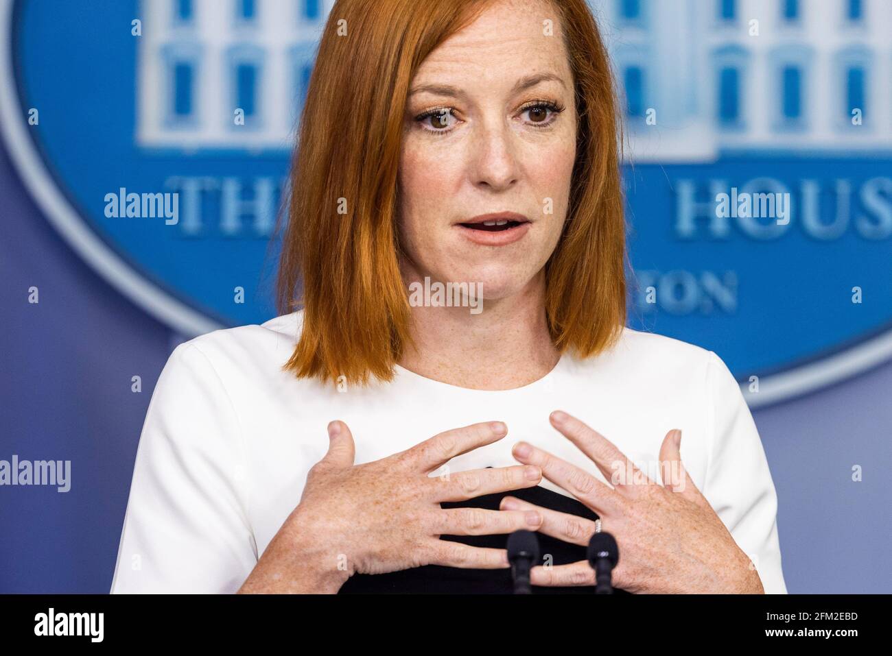 Jen Psaki, Attaché de presse de la Maison Blanche, s'adresse aux médias dans la salle de presse de la Maison Blanche à Washington, DC, USA, 05 mai 2021.Jen Psaki, Attaché de presse de la Maison Blanche, s'adresse aux médias dans la salle de presse de la Maison Blanche à Washington, DC, USA, 05 mai 2021.Credit: Jim LoScazzo/Pool via CNP /MediaPunch Banque D'Images