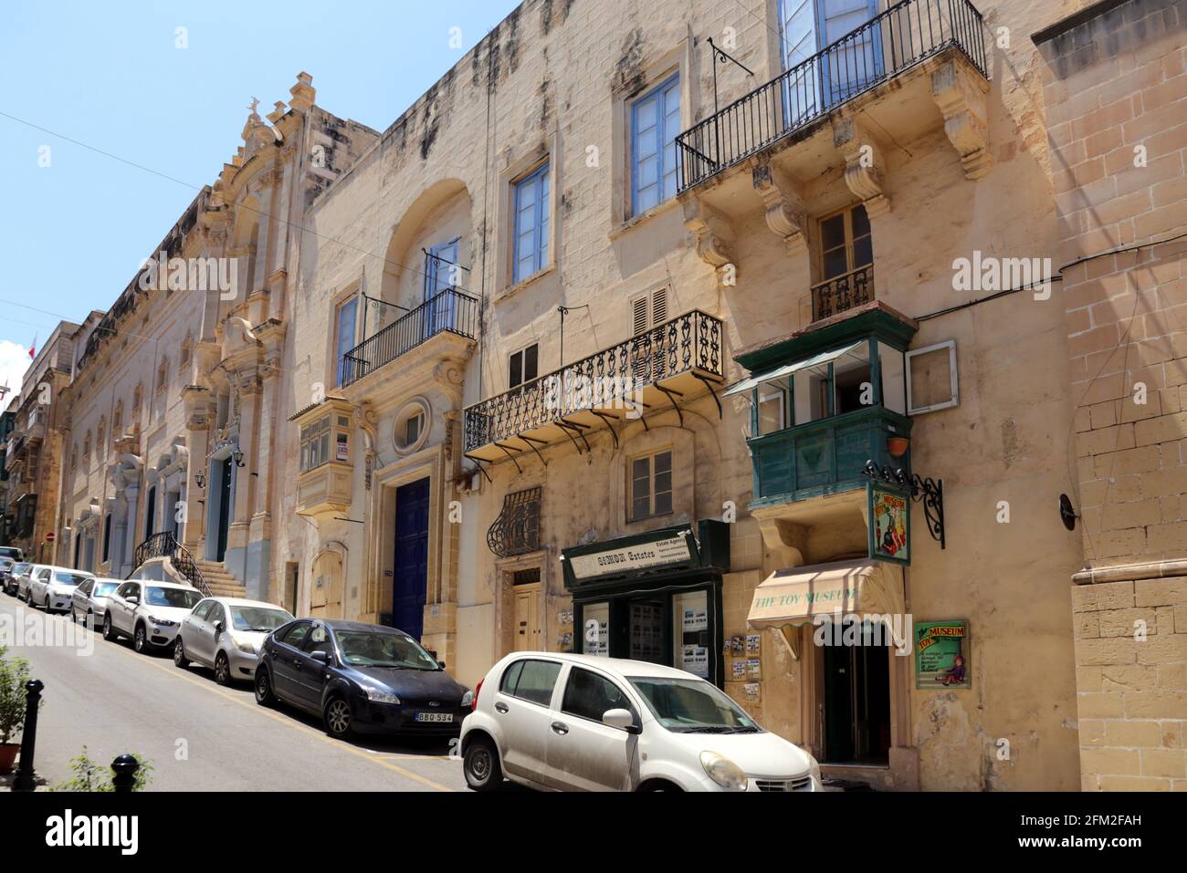 La Valette. Malte. Rue étroite de la vieille ville à l'architecture typiquement maltaise : bâtiments en calcaire avec balcons en bois clos. Banque D'Images