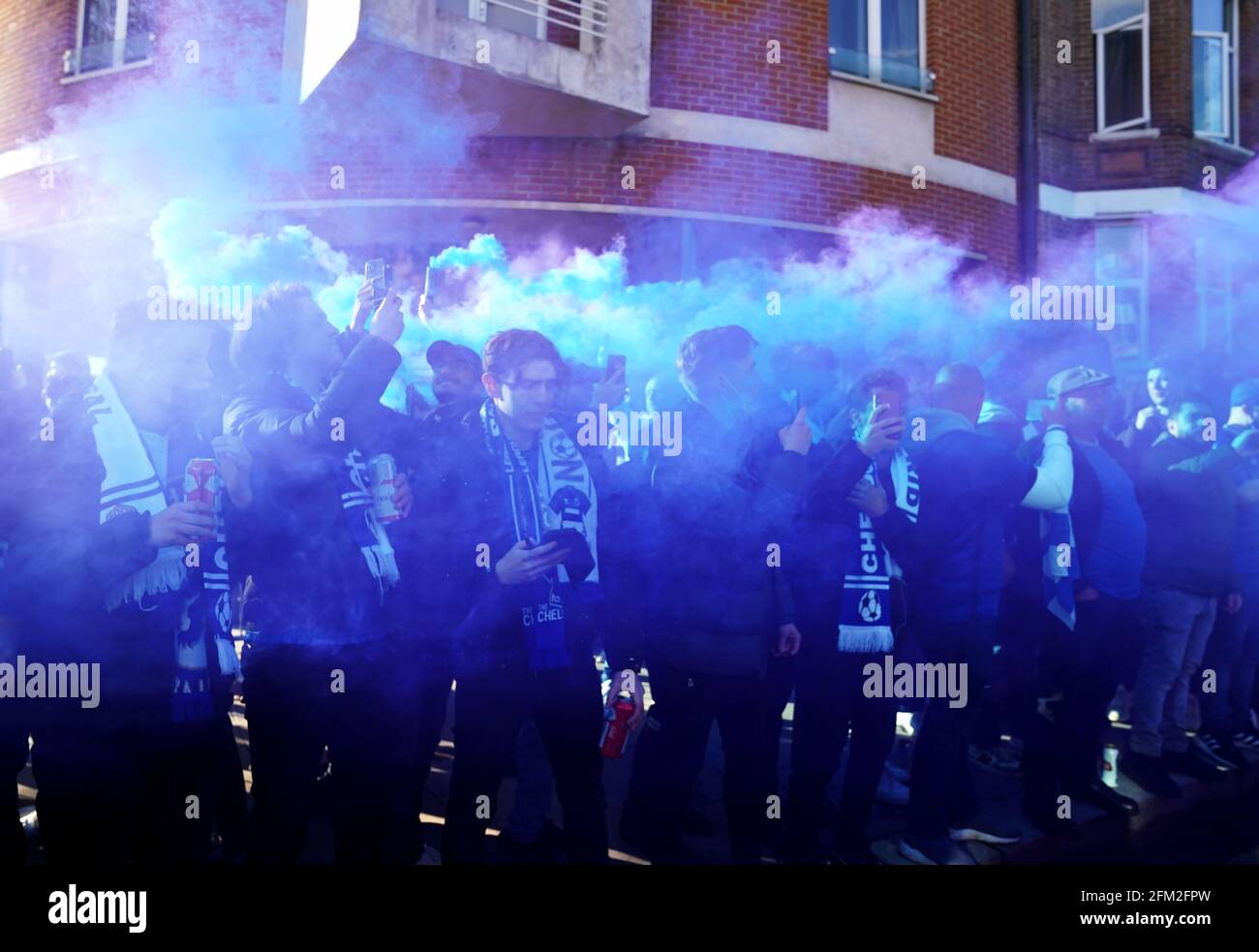 Les fans de Chelsea protestent contre la propriété du club devant le stade avant le deuxième match de la demi-finale de la Ligue des champions de l'UEFA à Stamford Bridge, Londres. Date de la photo: Mercredi 5 mai 2021. Banque D'Images