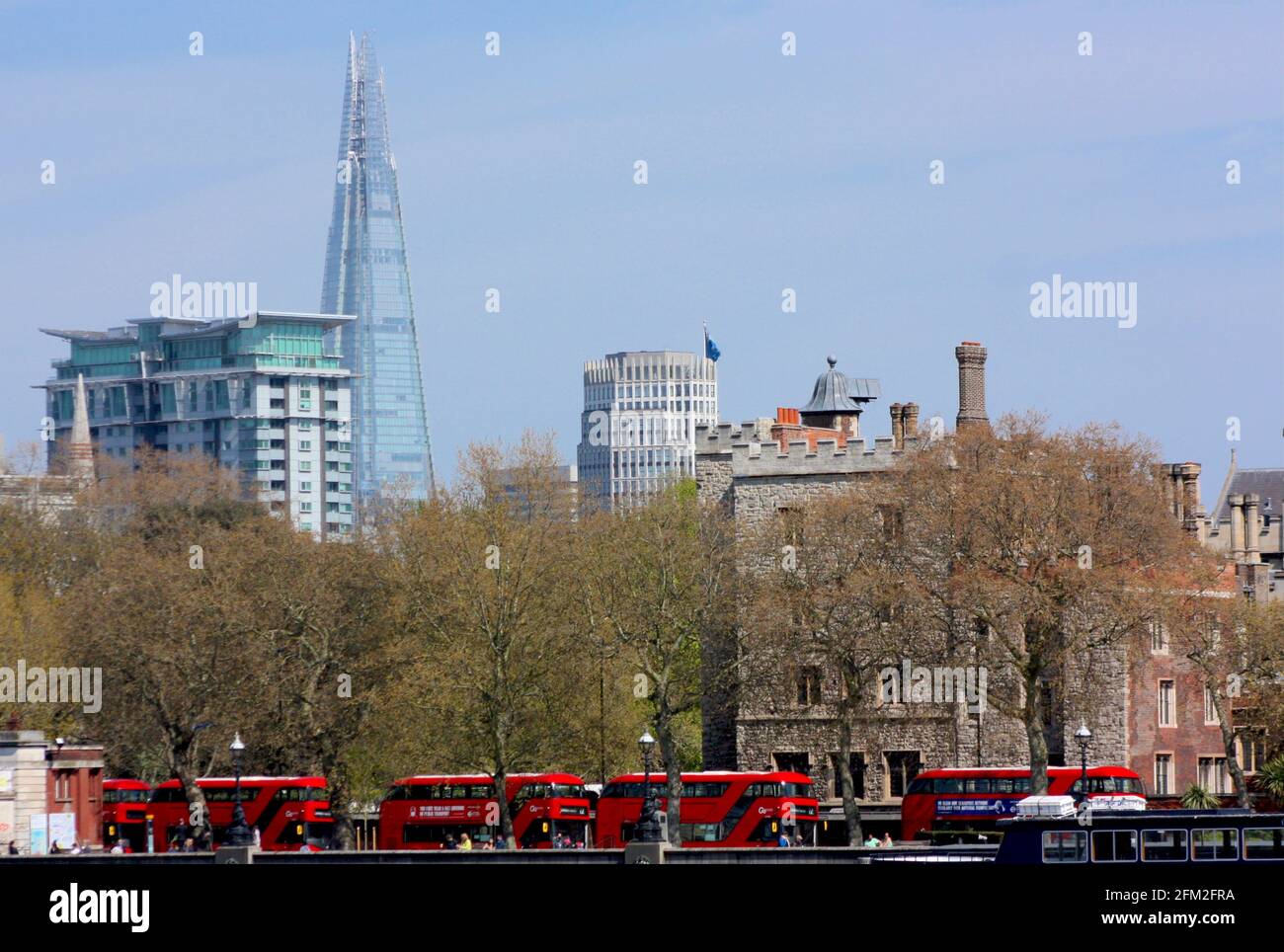 Vue sur la Tamise jusqu'au Shard Banque D'Images