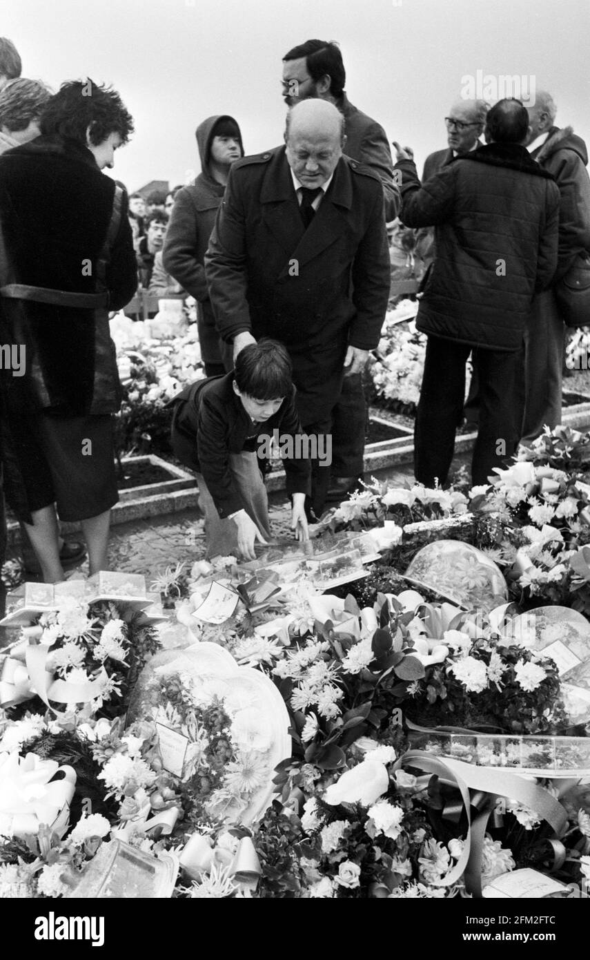 Photo du dossier datée du 07/05/1981, de Gerald Sands, âgé de sept ans, plaçant une couronne sur la tombe de son père Bobby Sands pendant le service d'enterrement au cimetière de Milltown à Belfast. La mort du prisonnier de l'IRA Bobby Sands il y a 40 ans cette semaine, suivie par neuf autres républicains lors d'une grève de la faim à la prison de Maze à Co Antrim, a déclenché des troubles civils importants dans toute l'Irlande du Nord. Date de publication : le mercredi 5 mai 2021. Banque D'Images