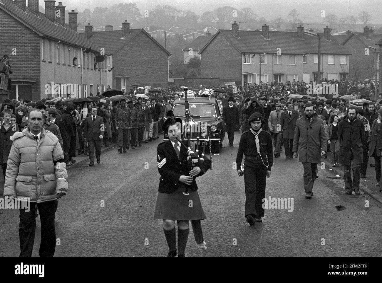 Photo du dossier datée du 07/05/1981 d'une jeune pieuse qui dirige le cortège funèbre du manifestant de la faim de l'IRA, Bobby Sands, député de l'église St Luke sur le domaine Twinbrook, jusqu'au cimetière de Milltown, à Belfast. La mort du prisonnier de l'IRA Bobby Sands il y a 40 ans cette semaine, suivie par neuf autres républicains lors d'une grève de la faim à la prison de Maze à Co Antrim, a déclenché des troubles civils importants dans toute l'Irlande du Nord. Date de publication : le mercredi 5 mai 2021. Banque D'Images