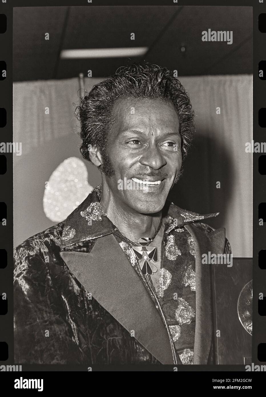 Chuck Berry, musicien de Pioneer Rock & Roll, reçoit le prix d'excellence à vie lors du 26e Grammy Awards à Los Angeles, le 28 février 1984. Image à partir d'un négatif 35 mm. Banque D'Images