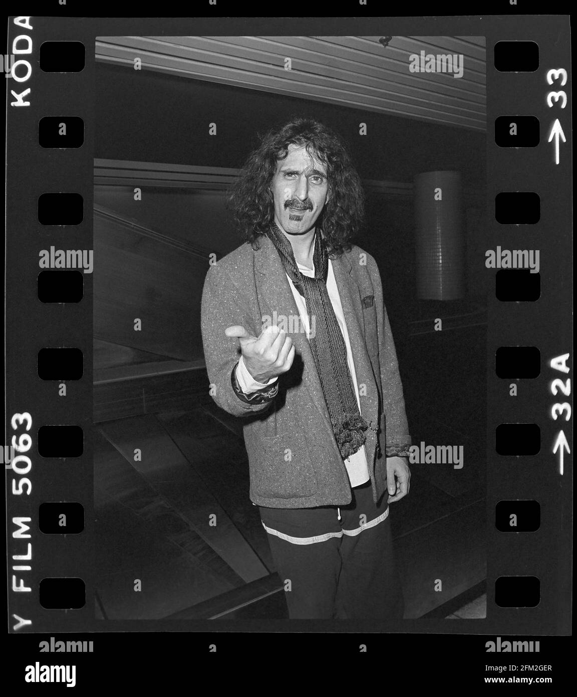 Frank Zappa, en faisant un tour à la restitution des bagages. 18 janvier 1984. Banque D'Images