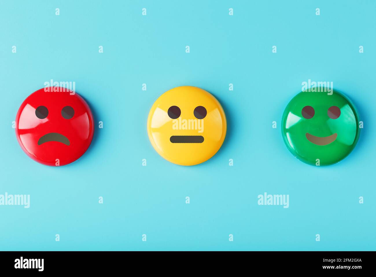 Les icônes de l'enquête de satisfaction émotionnelle sont rouge jaune vert sur fond bleu. Feedback, enquête et notation Banque D'Images