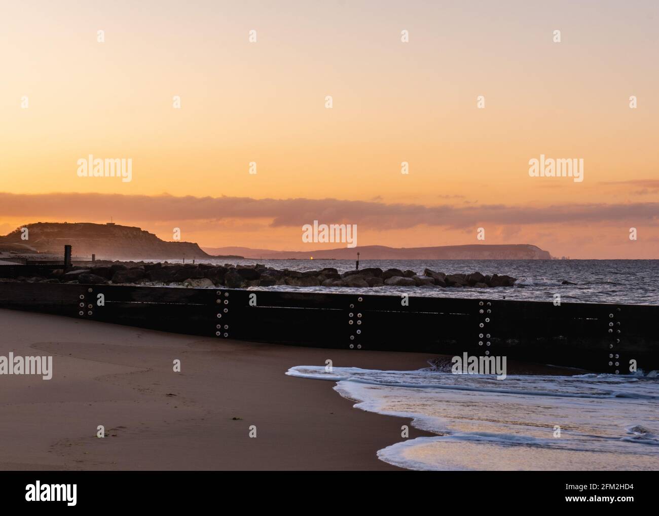 Lever du soleil tôt le matin sur Southbourne Beach en mai, Dorset Banque D'Images