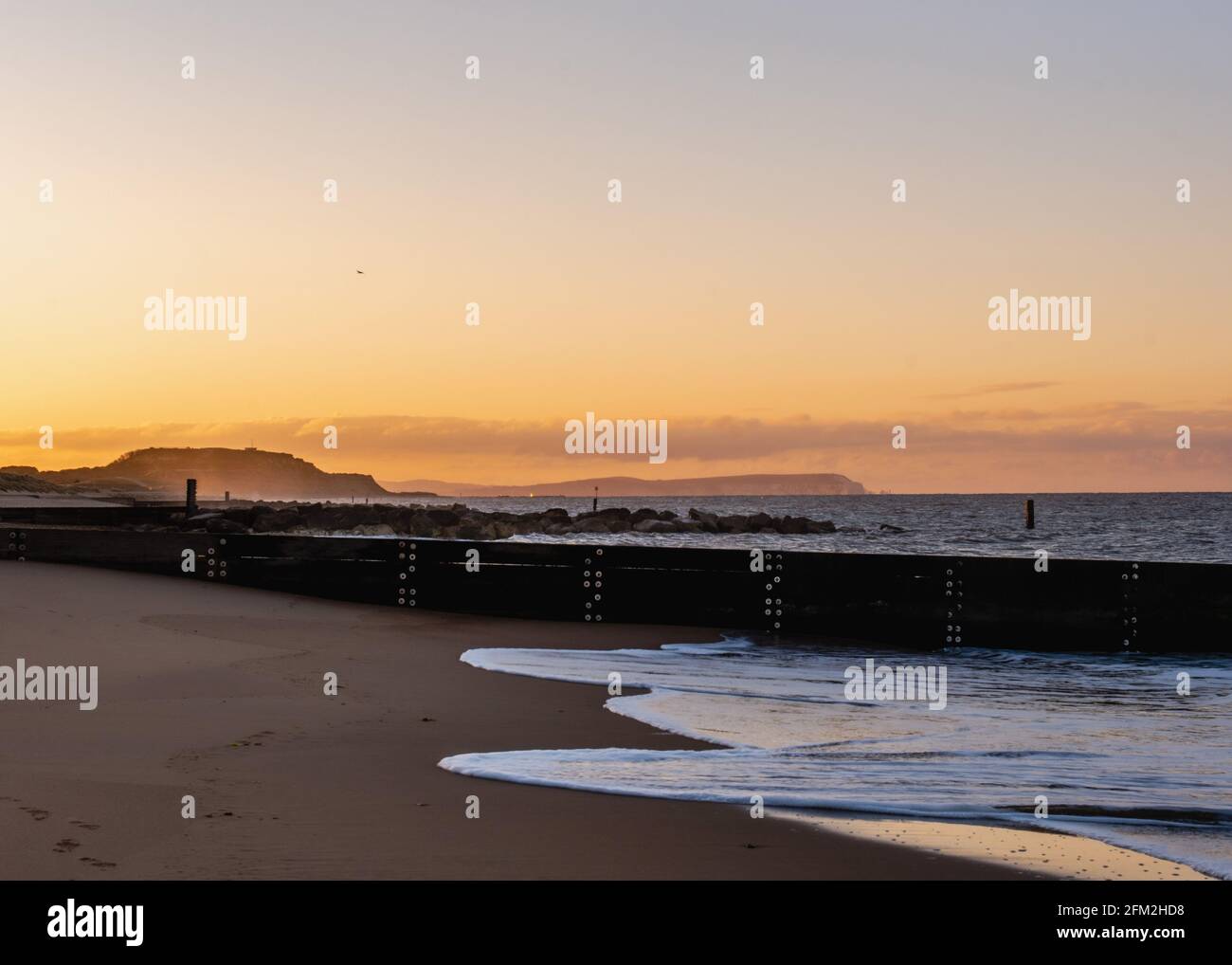 Lever du soleil tôt le matin sur Southbourne Beach en mai, Dorset Banque D'Images