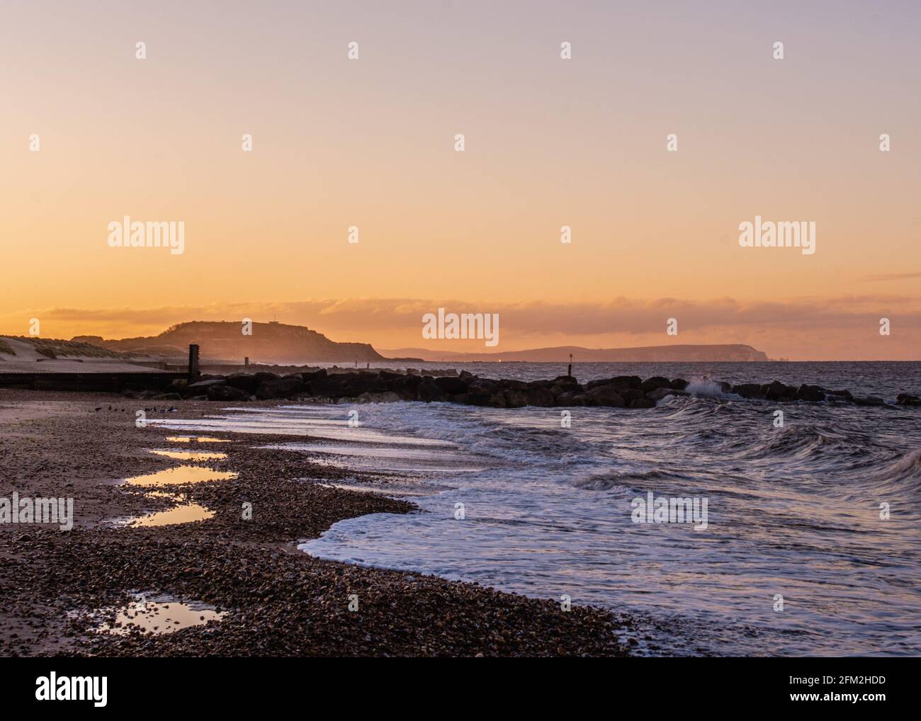 Lever du soleil tôt le matin sur Southbourne Beach en mai, Dorset Banque D'Images