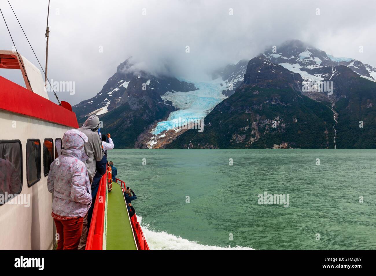 Les touristes en croisière d'exploration au bord du glacier Balmaceda sur le Last Hope Sound à l'intérieur du parc national de Bernardo O Higgings en Patagonie, au Chili. Banque D'Images