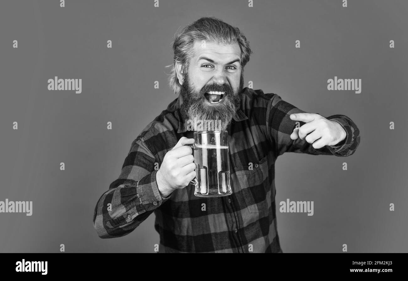 Concept Joyeux Anniversaire Faites De La Gorgee Celebrez Avec De L Alcool Savoir Faire Homme Barbu Mature Tient Le Verre A Biere Loisirs Et Fetes Homme Buvant Photo Stock Alamy Concept Joyeux Anniversaire Faites De La Gorgee Celebrez Avec De L Alcool Savoir Faire Homme Barbu Mature Tient Le Verre A Biere Loisirs Et Fetes Homme Buvant Photo Stock Alamy