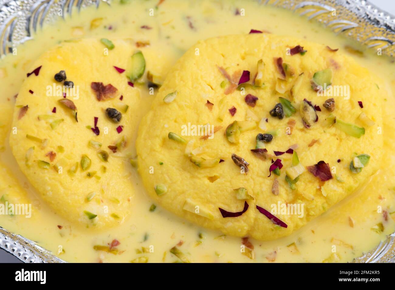Bengali indien Chhena Mithai Rasmalai également connu sous le nom de Rossomalai Roshmolai Rasamalei Ras Malai fait de lait frais caillé Pista Meetha Doodh et Kesar. Banque D'Images